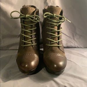 Dark green Gianni Bini heals.